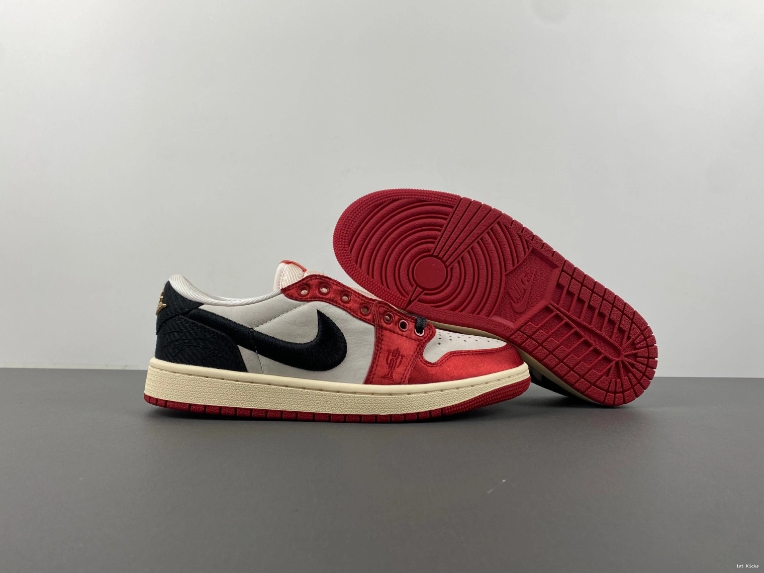 Room OG Air Low 1 Trophy Jordan FN0432-100 0114